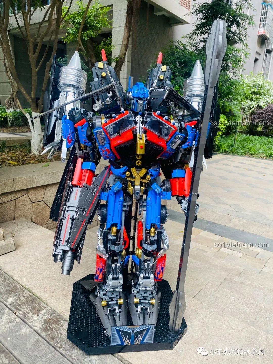 Bức ảnh toàn cảnh chính diện của robot K-box V5006 với ánh sáng đẹp.