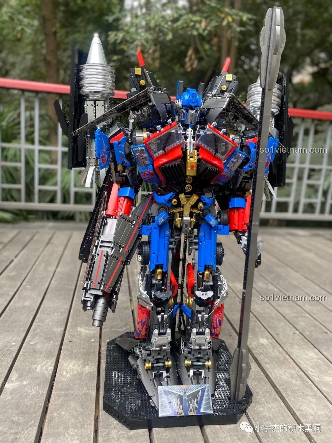 Bức ảnh toàn cảnh chính diện của robot K-box V5006 trên sàn gỗ.