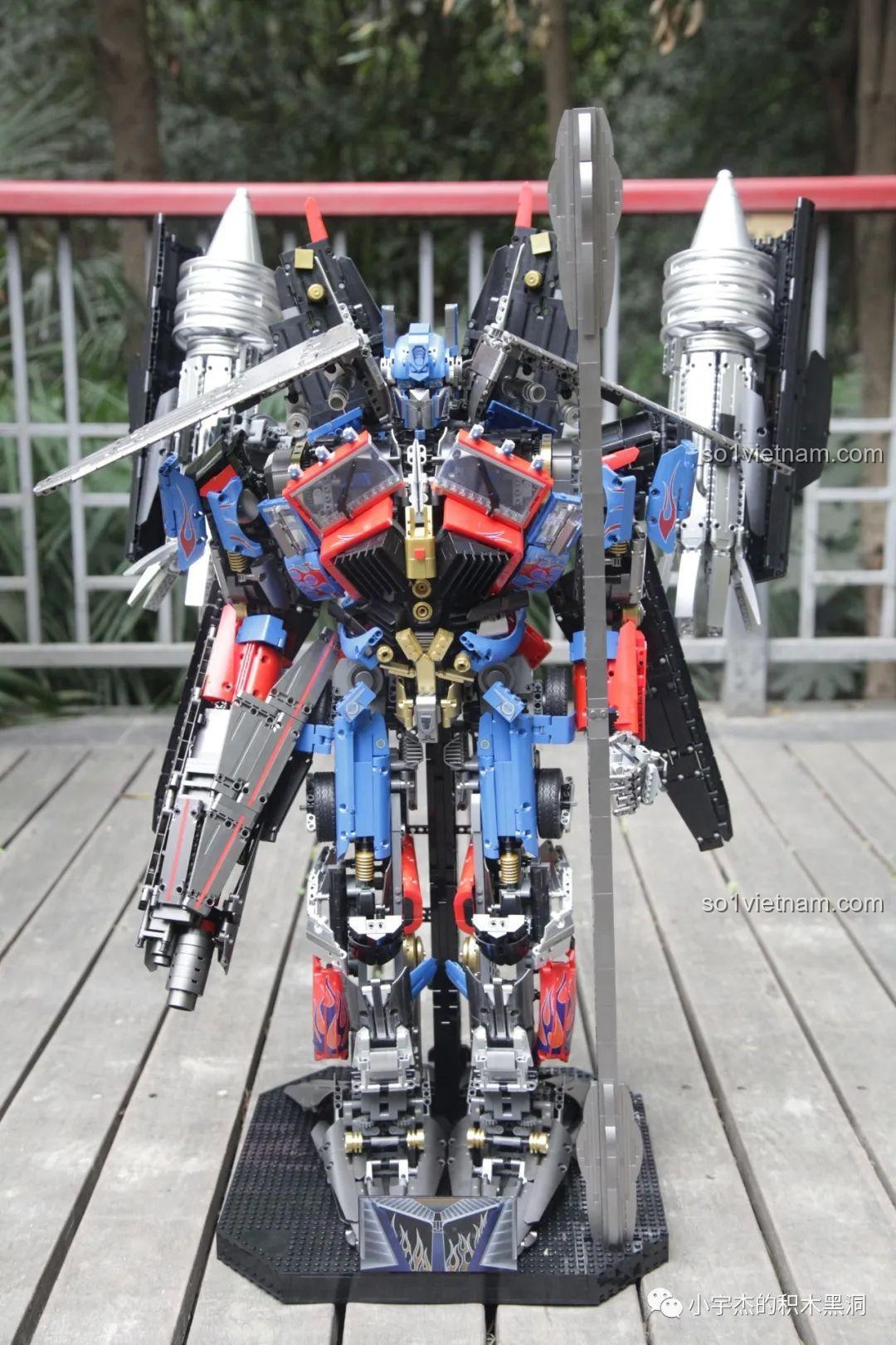 Mô hình K-box V5006 được chụp chính diện trên sàn gỗ.