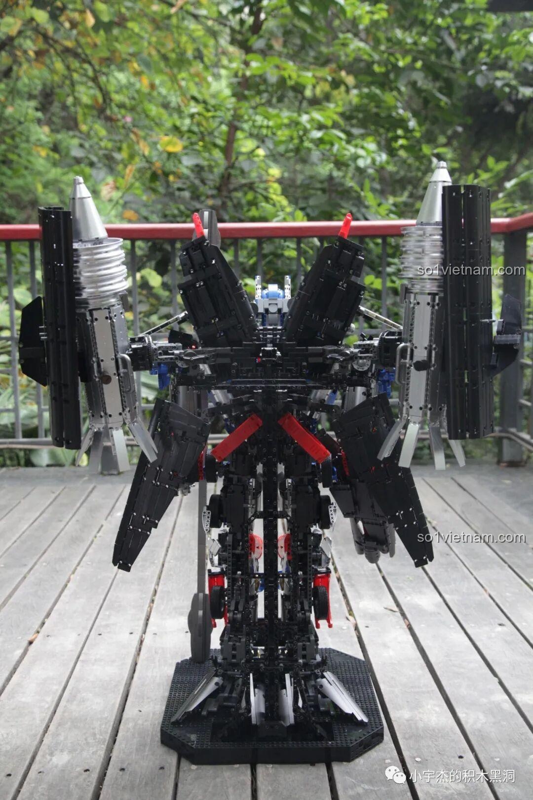 Toàn cảnh mặt lưng của robot K-box V5006 với bộ động cơ Jetfire hoành tráng.