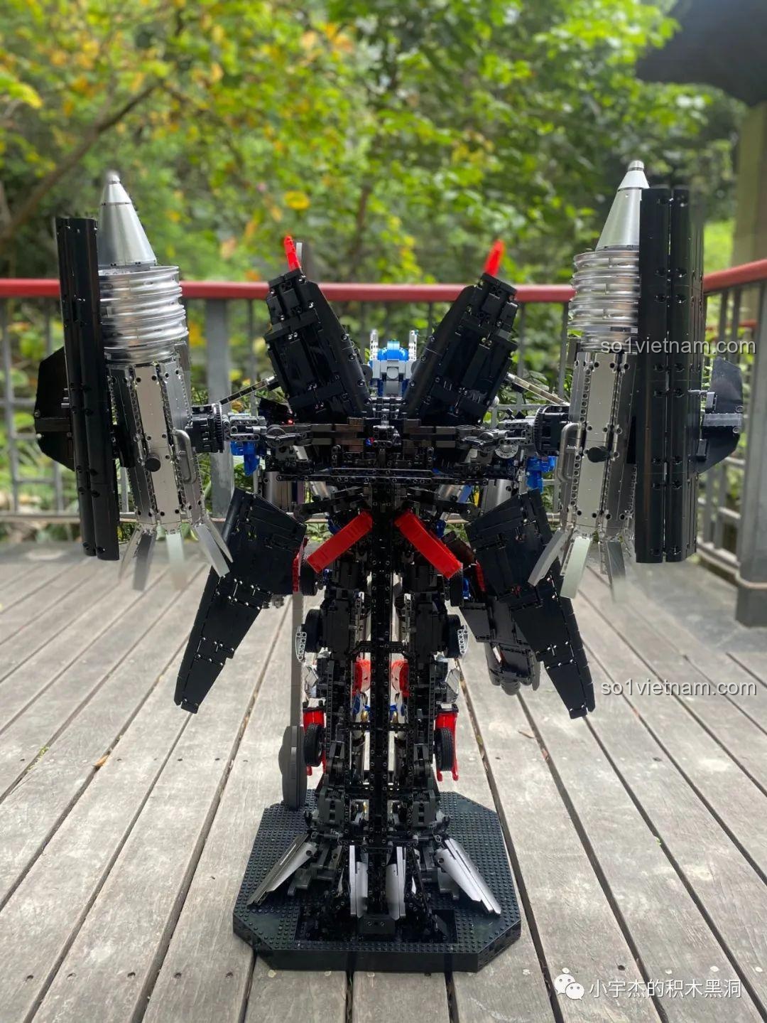 Bức ảnh toàn cảnh mặt lưng của robot K-box V5006 trên sàn gỗ.