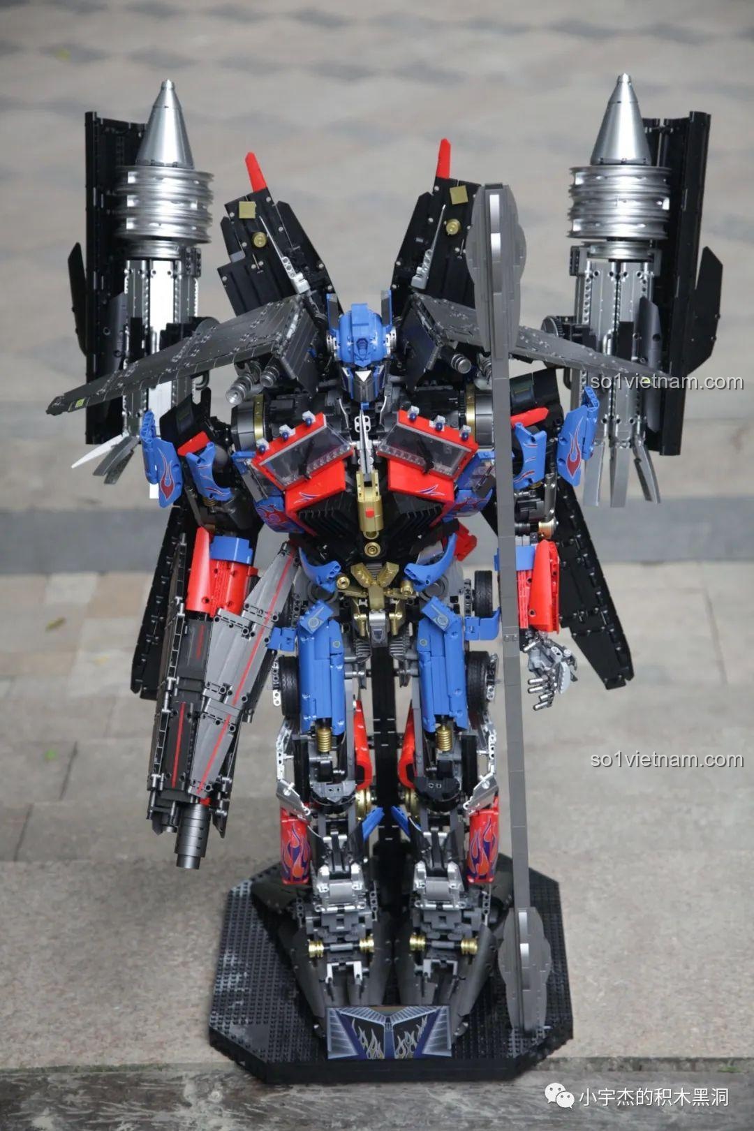 Toàn cảnh mặt trước của mô hình K-box V5006 Optimus Prime hoàn chỉnh, cao 1 mét.