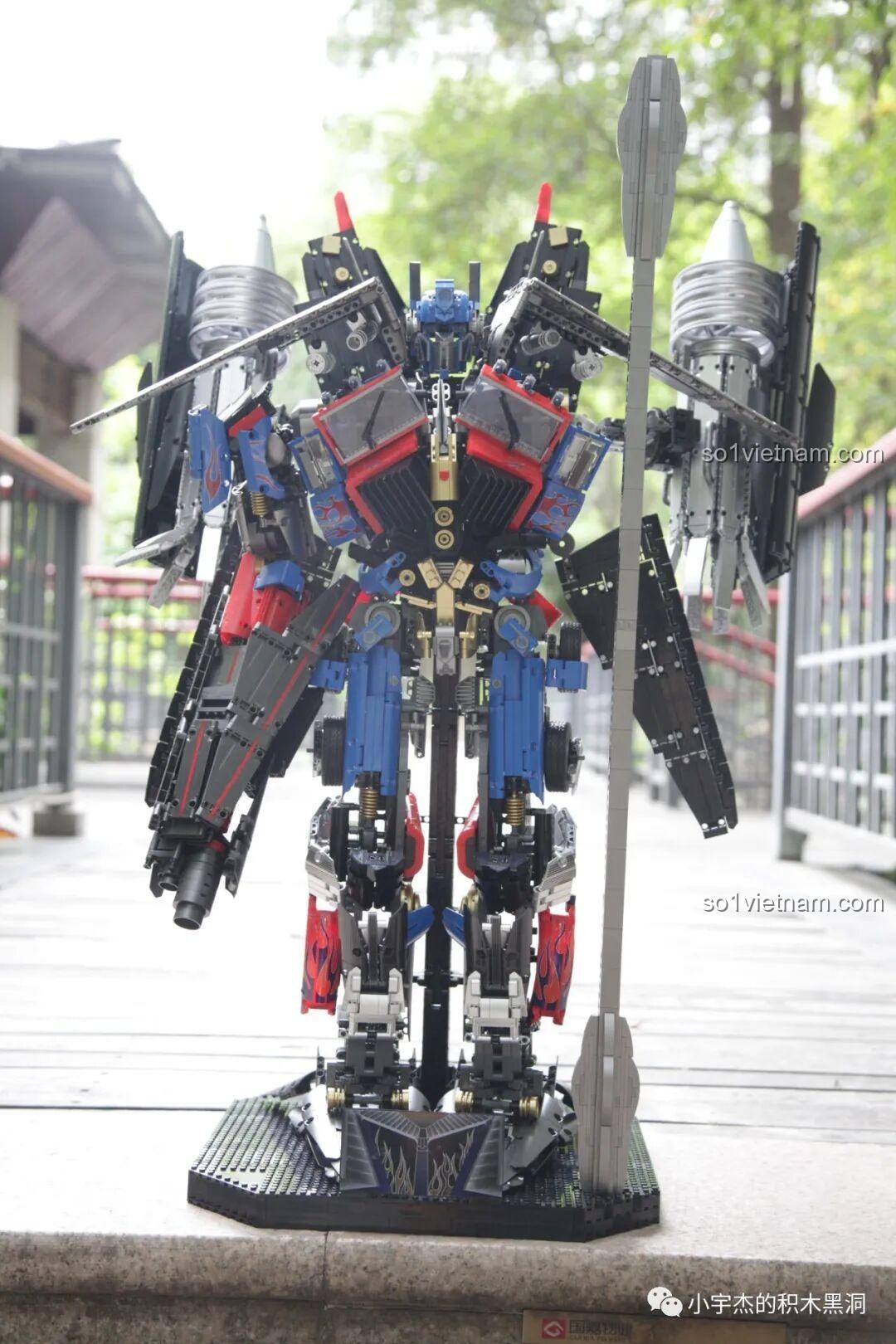 Mô hình K-box V5006 được chụp ngoài trời, khoe vẻ đẹp dưới ánh sáng tự nhiên.