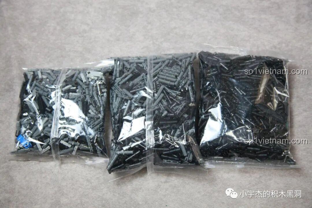 Các túi chứa pin và trục technic của bộ K-box V5006, cho thấy độ phức tạp của kết cấu.