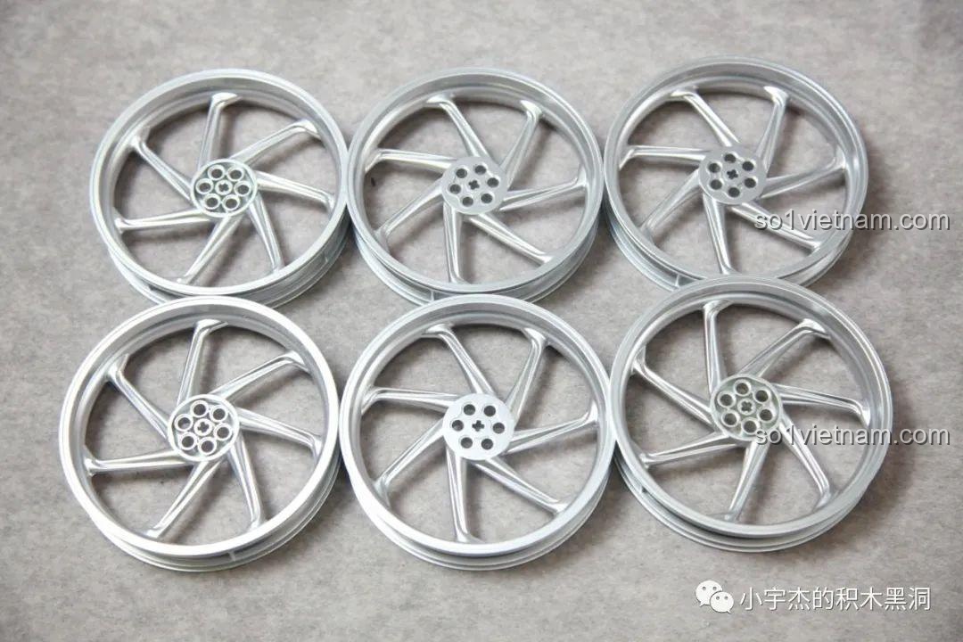 Sáu chiếc vành bánh xe được sơn bạc sáng bóng trong bộ K-box V5006.