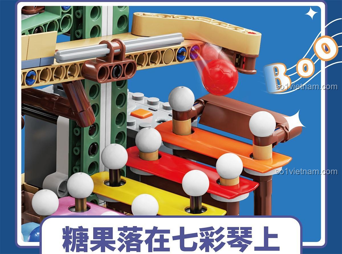 Kaido 99003 Mô Hình Nhà Máy Kẹo, kẹo rơi xuống các thanh màu sắc tạo ra âm thanh vui tai, kích thích thính giác và sự tò mò của bé 8 tuổi.
