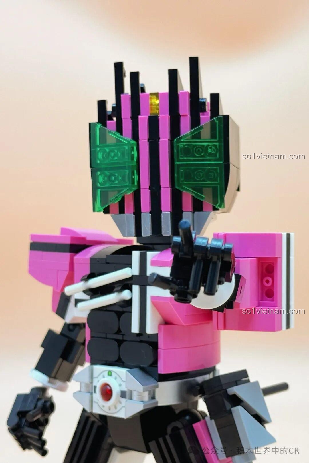 Mô hình Kamen Rider Decade JIESTAR 58189 tạo dáng bắn súng, thể hiện khả năng sử dụng vũ khí linh hoạt.