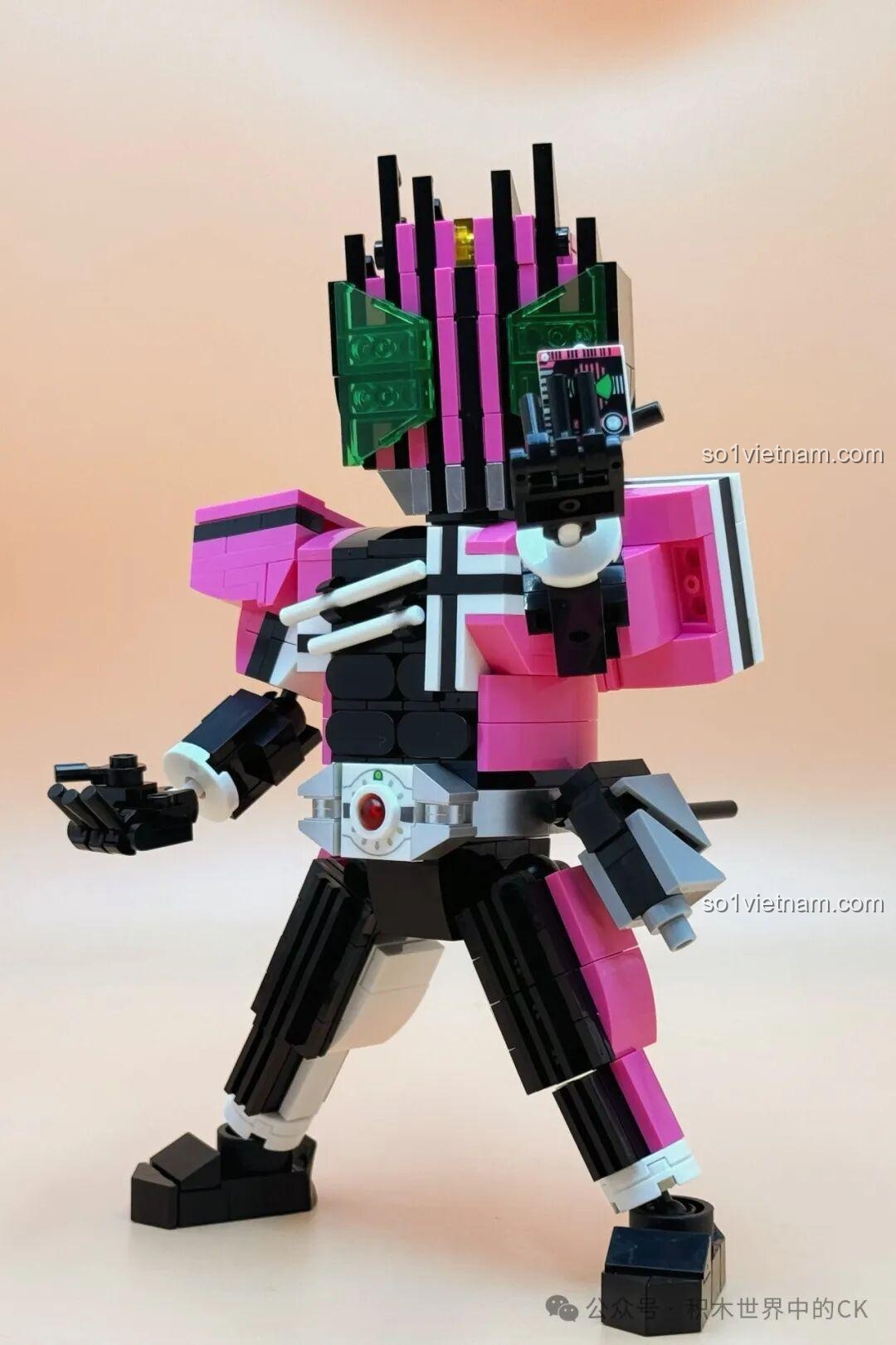 Mô hình Kamen Rider Decade JIESTAR 58189 tạo dáng chỉ tay, thể hiện sự tự tin và quyền năng của người hùng.