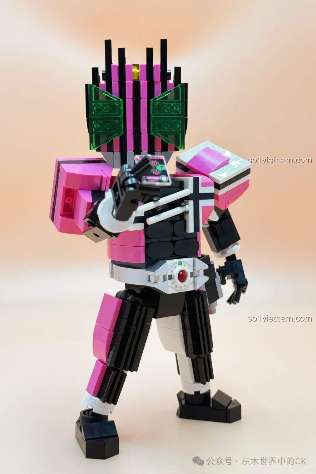 Mô hình Kamen Rider Decade JIESTAR 58189 tạo dáng đặt tay lên đai lưng, chuẩn bị biến hình hoặc kích hoạt sức mạnh.