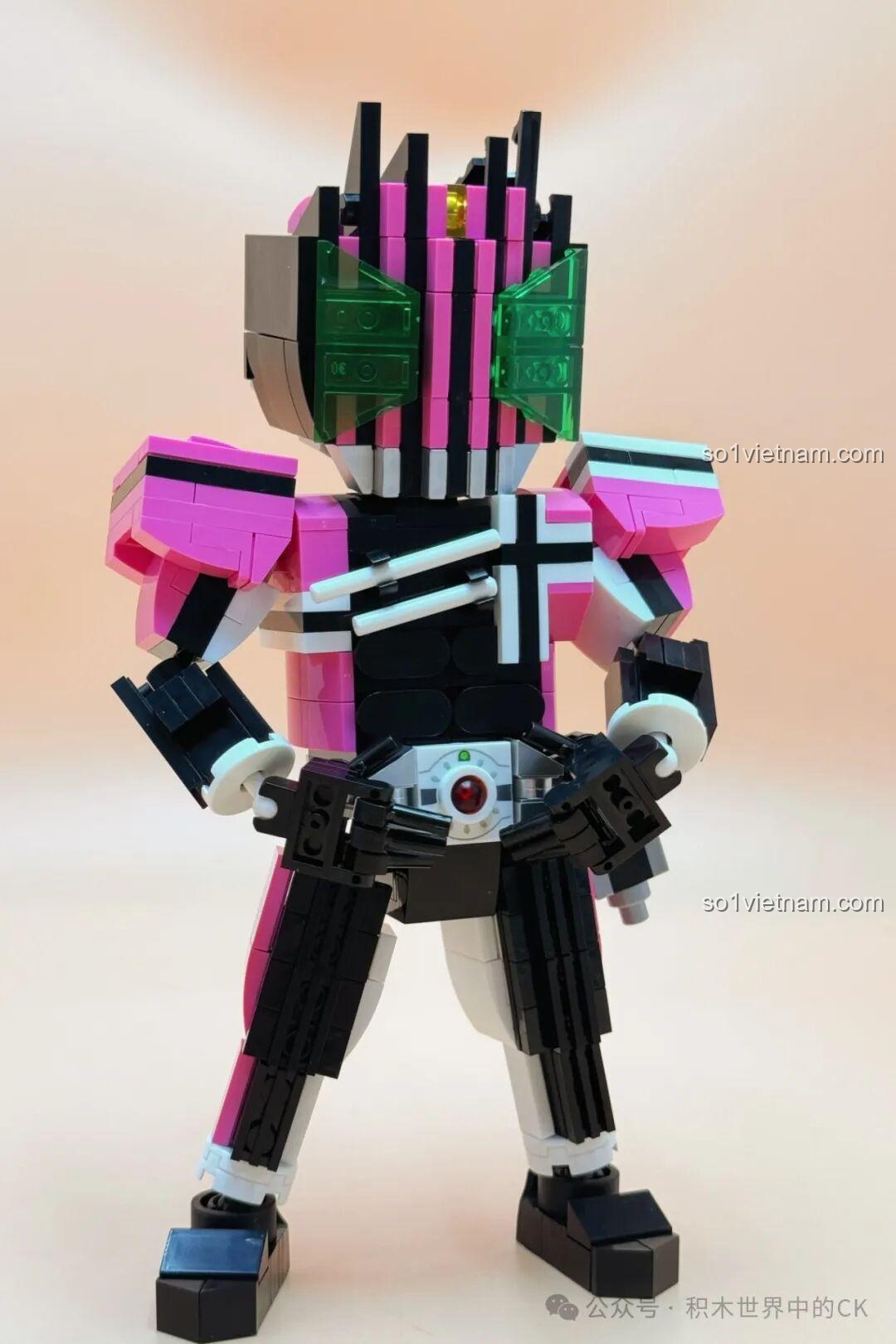 Mô hình Kamen Rider Decade JIESTAR 58189 tạo dáng đấm, thể hiện sức mạnh vật lý trong chiến đấu.