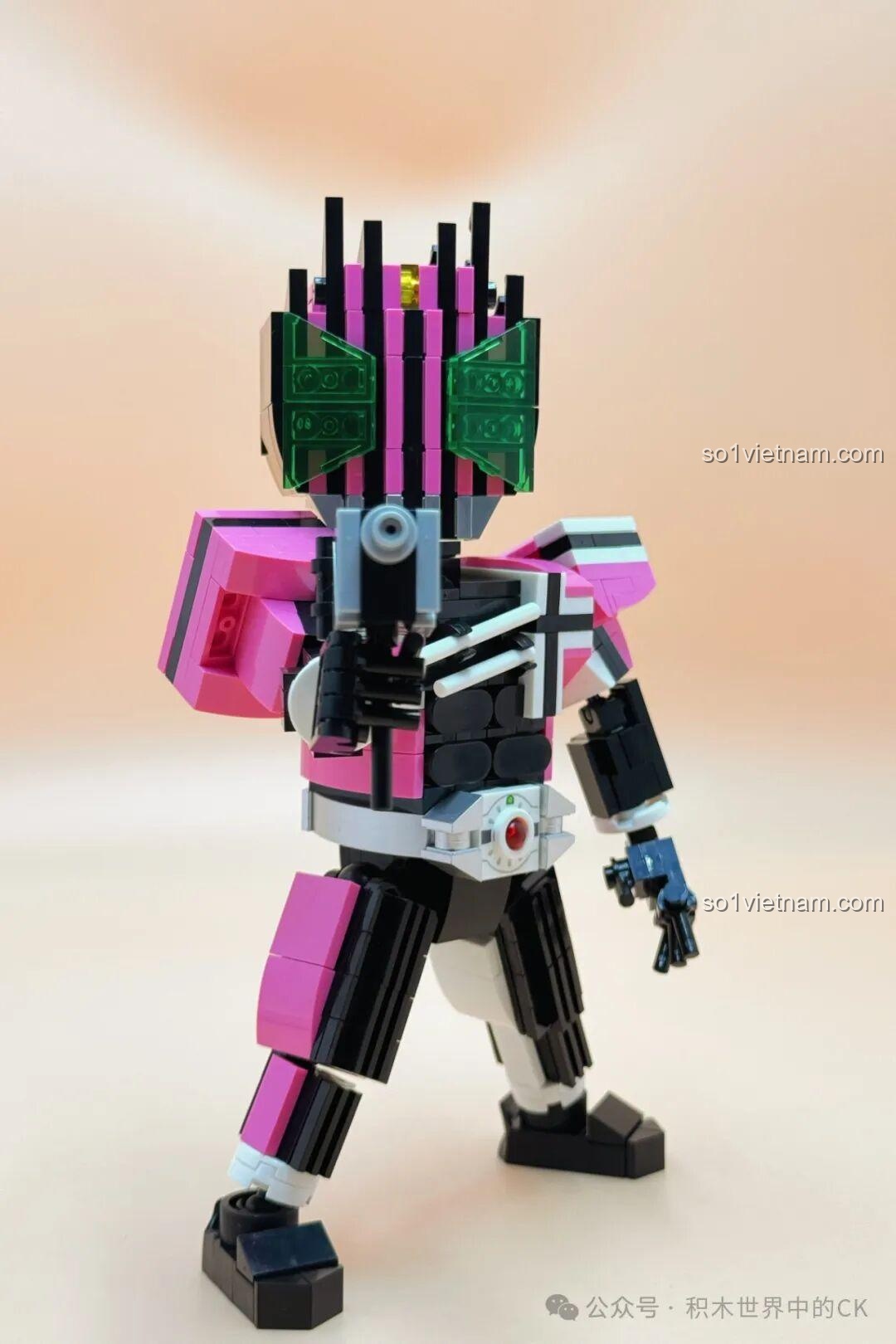 Mô hình Kamen Rider Decade JIESTAR 58189 tạo dáng cầm thẻ bài, chuẩn bị sử dụng sức mạnh đặc biệt.