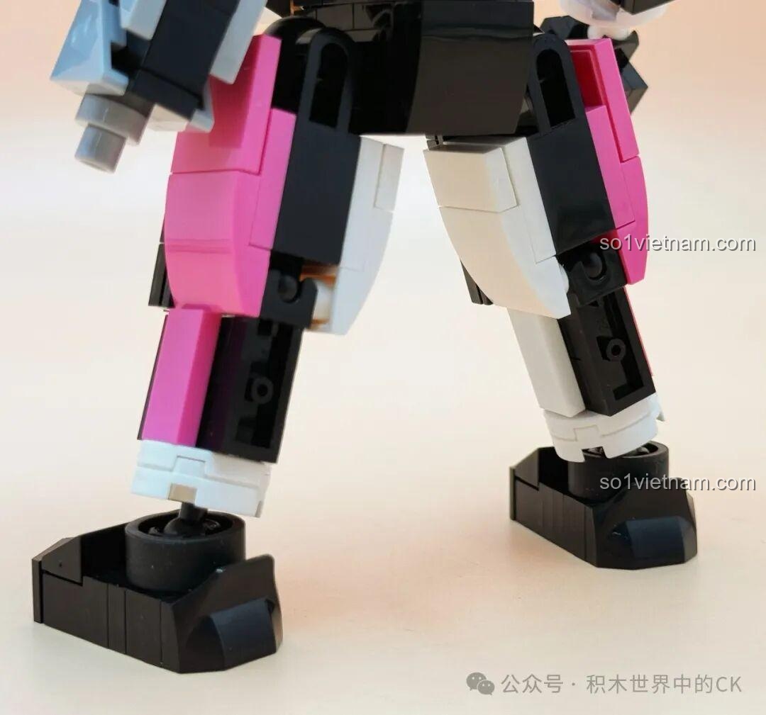 Mô hình Kamen Rider Decade JIESTAR 58189 tạo dáng chiến đấu với vũ khí đa năng, thể hiện sự linh hoạt.