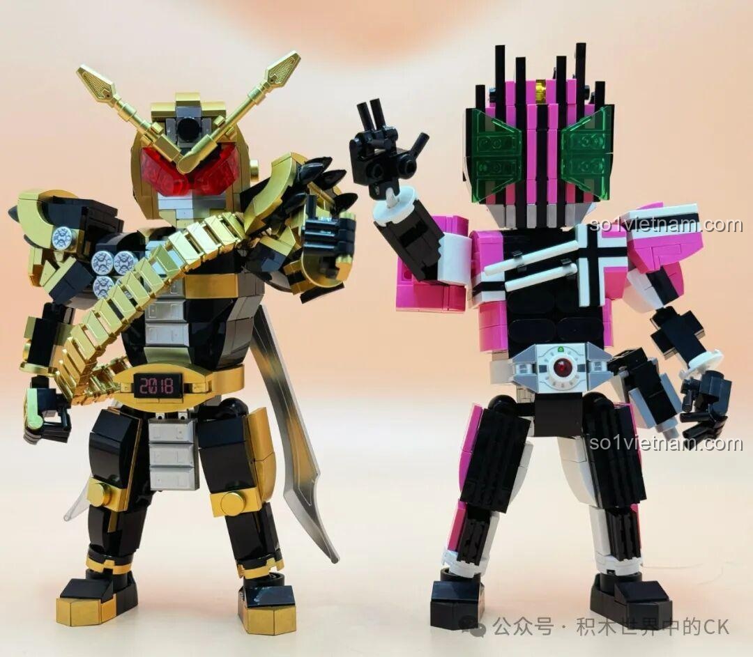 Mô hình Kamen Rider Decade JIESTAR 58189 và Kamen Rider Zi-O bắt tay, thể hiện sự hợp tác và tình bạn.