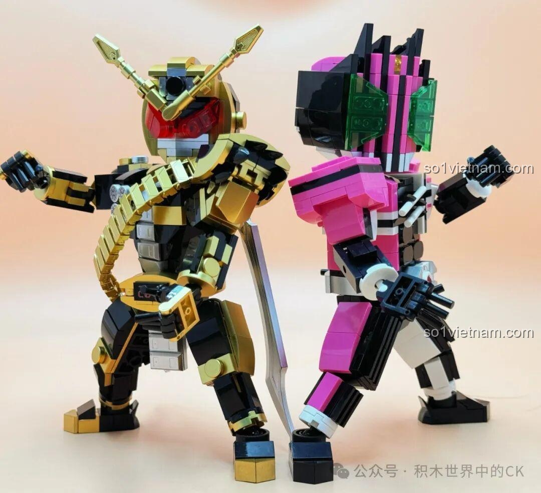 Mô hình Kamen Rider Decade JIESTAR 58189 và Kamen Rider Zi-O tạo dáng chiến đấu, thể hiện sự tương tác giữa các mô hình.
