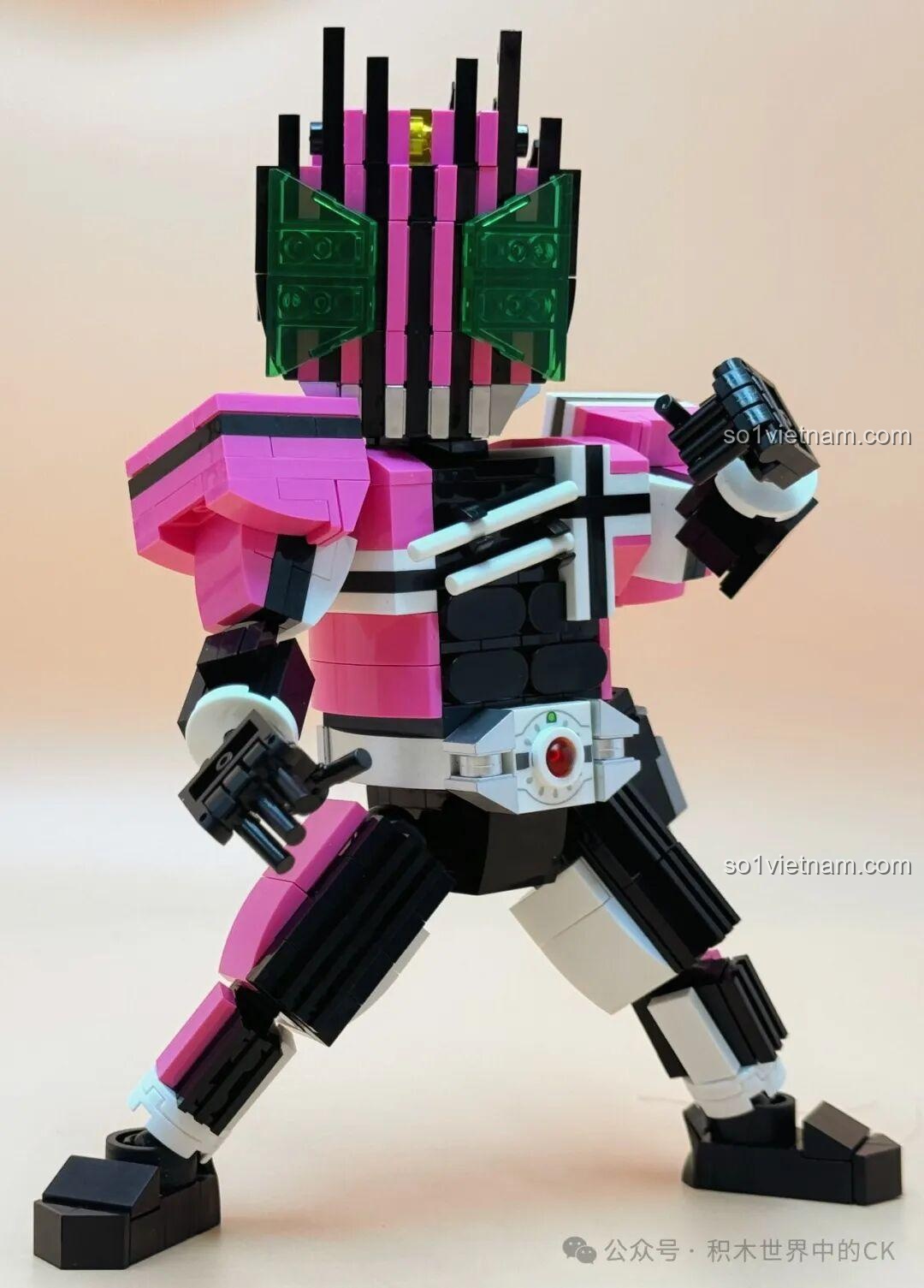 Mô hình Kamen Rider Decade JIESTAR 58189 đứng cạnh Kamen Rider Zi-O, tạo cảnh chiến đấu hoặc liên minh.