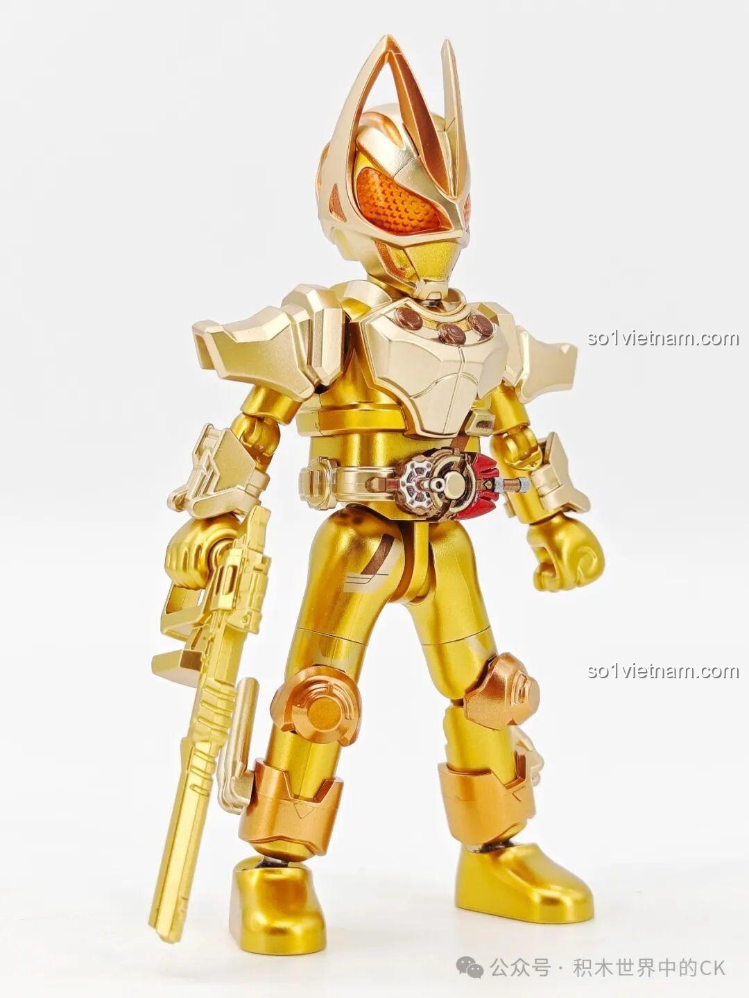 Figure Kamen Rider Geats phiên bản vàng cầm chắc khẩu súng Magnum Shooter 40X, một hình ảnh đầy uy lực và mạnh mẽ.