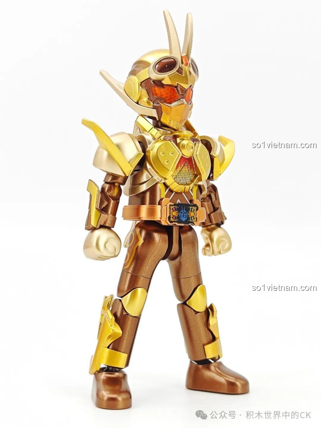 Figure Kamen Rider Gotchard phiên bản vàng trong tư thế sẵn sàng biến hình, một món đồ chơi mô hình Kamen Rider bản giới hạn cho trẻ 8 tuổi.