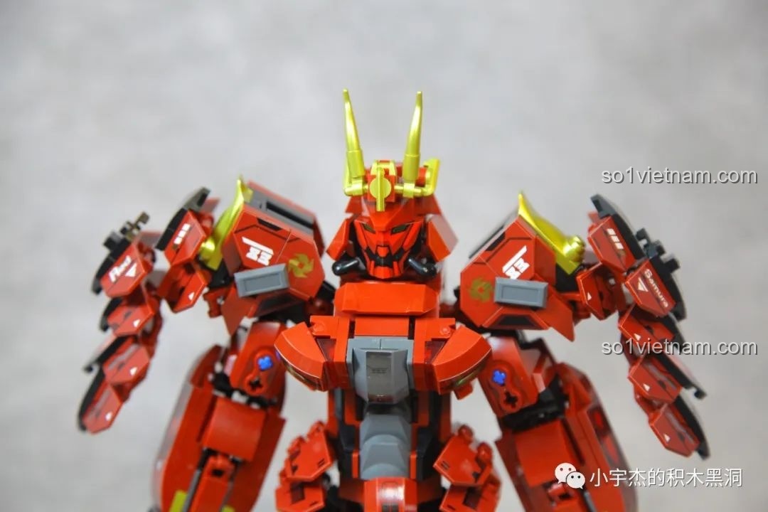 Thanh katana và đao ngắn đặt trên giá đỡ, phụ kiện của Sluban M38-B1183 Cơ Giáp Sĩ Kai Bọc Thép Nặng, tạo hiệu ứng trưng bày đẹp.