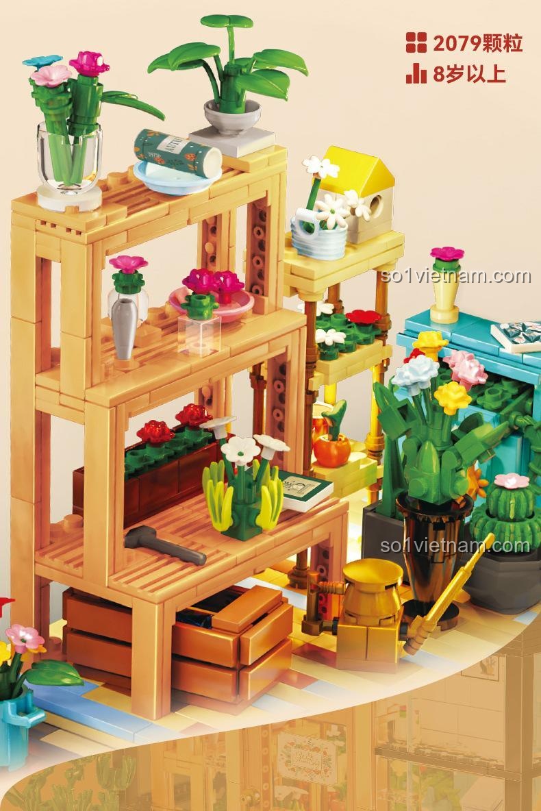 Cận cảnh các chi tiết kệ hoa và cây cảnh trong bộ Tiệm Hoa Lãng Mạn KY 10011. Chất lượng cao, màu sắc tươi tắn.