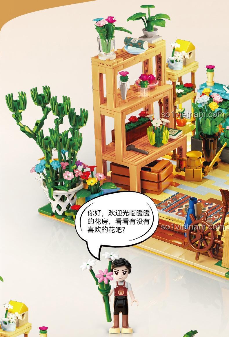 Minifigure nữ đang chào khách trong đồ chơi xây dựng Mô hình Cửa Hàng Hoa, khuyến khích bé chơi trò nhập vai.