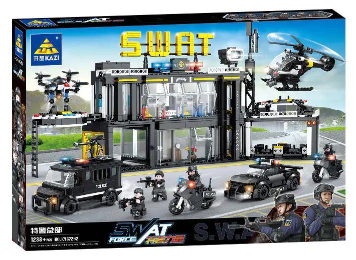 bộ lắp ghép Trụ sở Đặc nhiệm SWAT KAZI KY67292, đồ chơi mô hình KAZI, đồ chơi xây dựng KY67292, Trụ sở Đặc nhiệm SWAT GBL, Căn cứ Đặc nhiệm SWAT 67292, bộ lắp ghép KAZI KY67292, đồ chơi mô hình Đồn cảnh sát đặc nhiệm BOZHI, Trạm chỉ huy SWAT KY 67292, KAZI 7292, GBL Trụ sở Đặc nhiệm SWAT, BOZHI KY67292, bộ lắp ghép Căn cứ Đặc nhiệm SWAT, đồ chơi mô hình Tổng hành dinh Đặc nhiệm SWAT, KAZI 67292, GBL 7292, BOZHI Đồn cảnh sát đặc nhiệm, đồ chơi xây dựng Trạm chỉ huy SWAT, Trụ sở Đặc nhiệm SWAT KY67292. Hộp sản phẩm Trụ sở Đặc nhiệm SWAT KAZI KY67292 với hình ảnh trụ sở, xe cảnh sát, trực thăng và minifigures, phù hợp cho bé trai 6 tuổi, giá tốt.