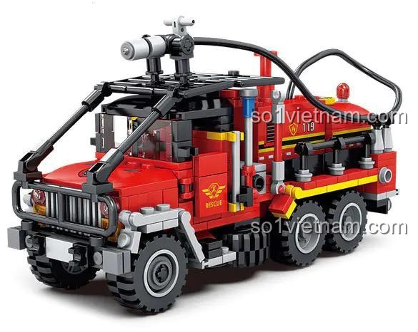 Mô hình Xe chữa cháy hạng nặng KAZI 80541 sau khi lắp ráp hoàn chỉnh, khoe trọn các chi tiết thiết kế tinh xảo và màu đỏ đặc trưng.