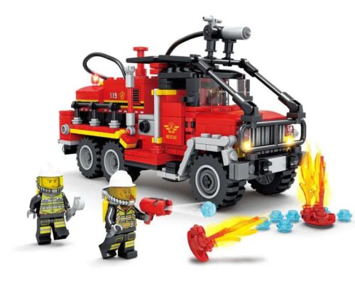 Hình ảnh bộ lắp ghép Xe Cứu Hỏa Tiếp Nước KAZI KY80541 với 2 lính cứu hỏa đang thực hiện nhiệm vụ phun nước dập lửa, đồ chơi cho bé trai 6 tuổi giá rẻ.