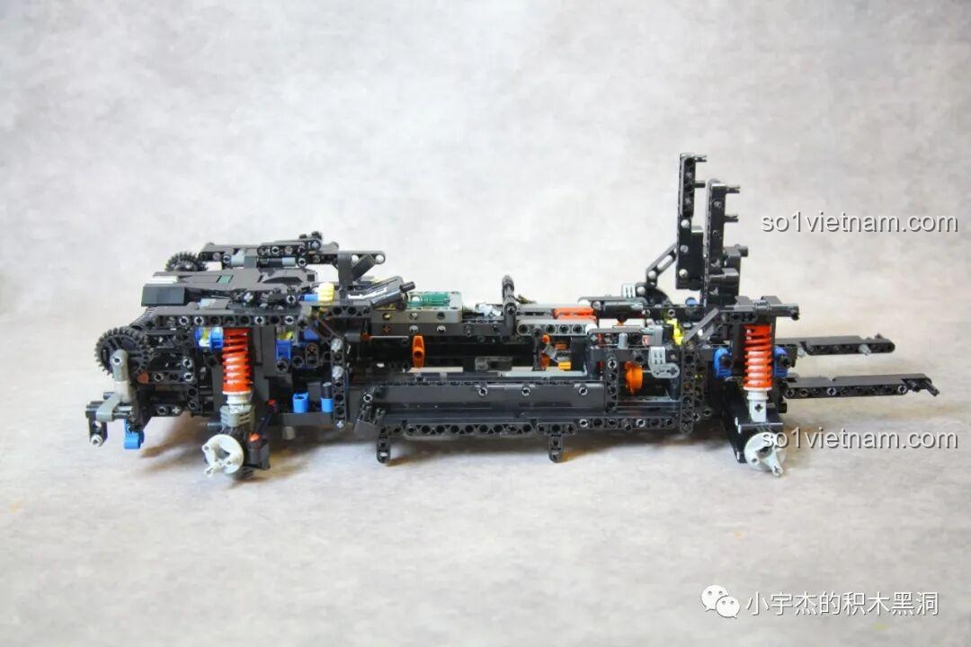 Cận cảnh chi tiết động cơ V8 và hệ thống treo trên khung gầm của KBOX 10512 Land Rover Range Rover.