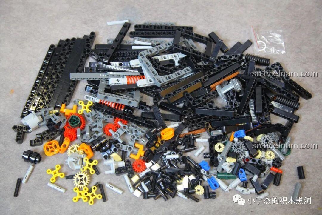 Các chi tiết Technic phức tạp từ túi số 1 của bộ KBOX 10512 Land Rover Range Rover, chuẩn bị cho khung gầm.