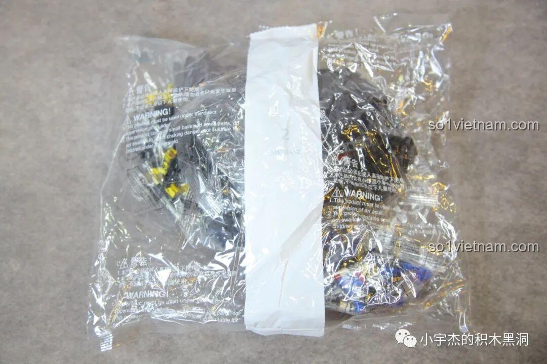 Các chi tiết từ túi số 2 của bộ KBOX 10512 Land Rover Range Rover, bao gồm các bánh răng và ống xả.