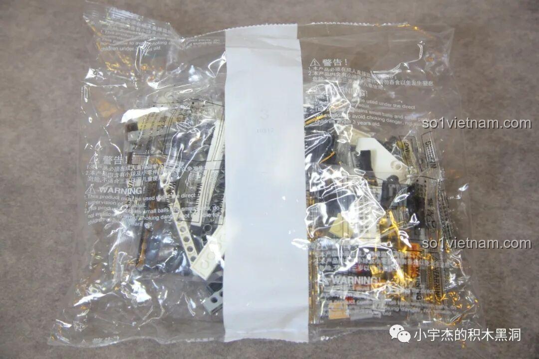 Các chi tiết màu trắng, đen và be từ túi số 3 của bộ KBOX 10512 Land Rover Range Rover, cho phần thân và nội thất.