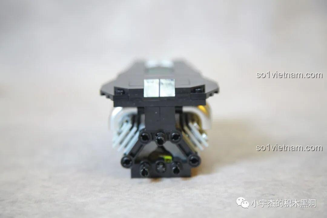 Mô hình động cơ V8 của KBOX 10512 Land Rover Range Rover nhìn từ bên cạnh, với các ống xả.