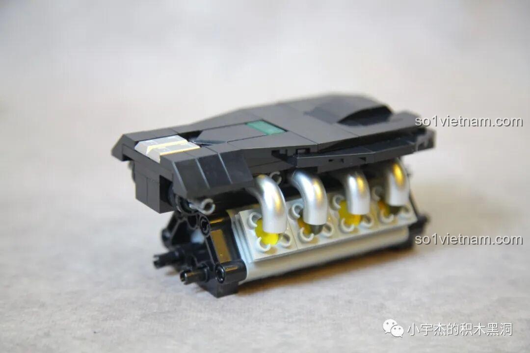 Mô hình động cơ V8 của KBOX 10512 Land Rover Range Rover nhìn từ phía sau, thể hiện cấu trúc phức tạp.