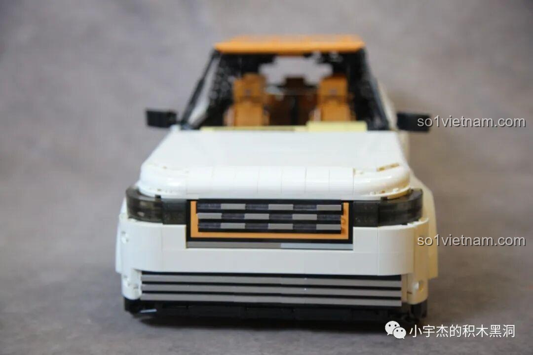 Phần đuôi xe của mô hình KBOX 10512 Land Rover Range Rover, thiết kế vuông vắn, gọn gàng.