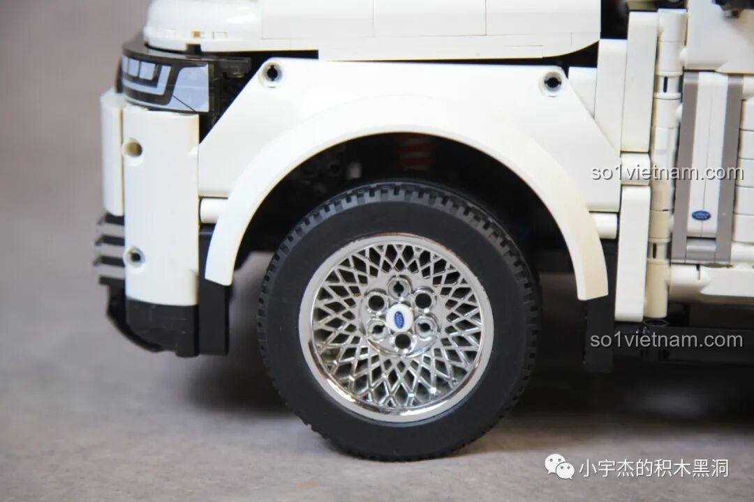 Các ghế ngồi màu be bên trong mô hình KBOX 10512 Land Rover Range Rover, tái hiện nội thất 5 chỗ.