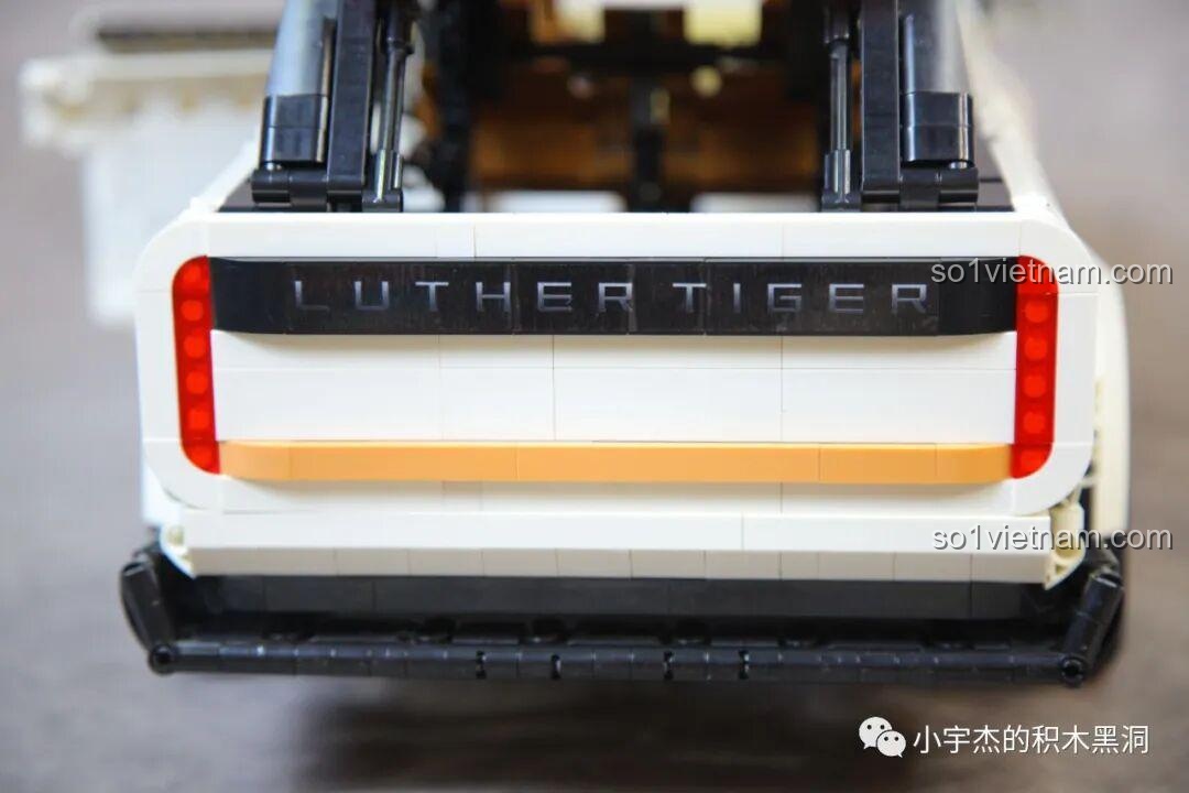 Mô hình KBOX 10512 Land Rover Range Rover hoàn chỉnh từ góc 3/4 phía sau, thiết kế đuôi xe vuông vắn.