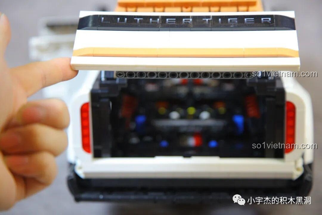 Mô hình KBOX 10512 Land Rover Range Rover hoàn chỉnh nhìn từ phía sau, với đèn hậu và logo.