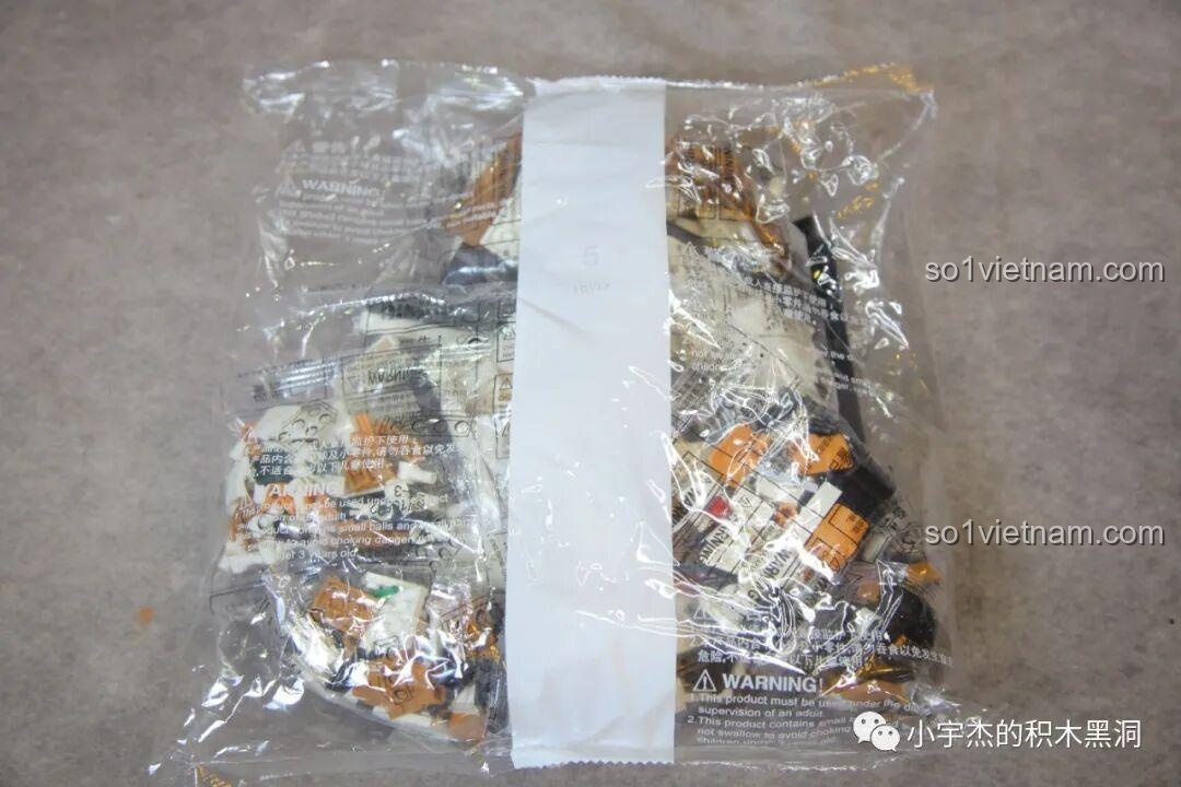 Khoảng cách giữa vòm bánh xe và lốp trước của mô hình KBOX 10512 Land Rover Range Rover, rất cân đối.