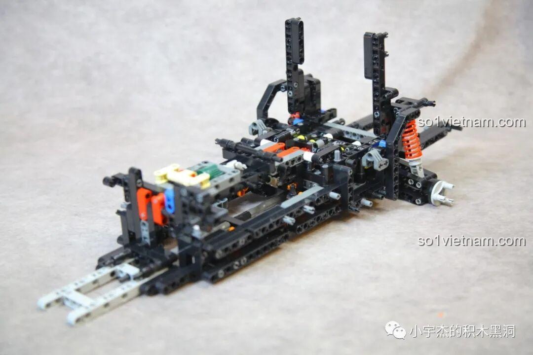 Khung gầm của mô hình Land Rover Range Rover KBOX 10512 từ góc 3/4, thể hiện sự phức tạp của kỹ thuật.