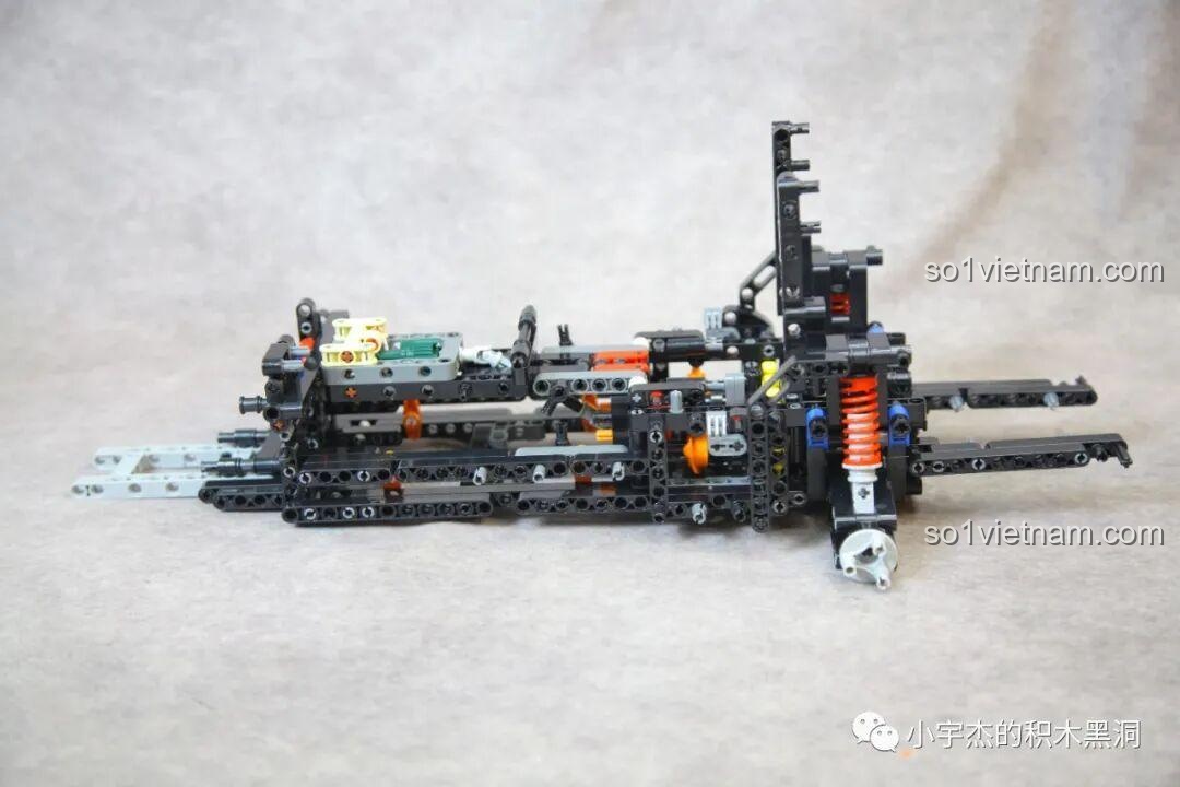 Khung gầm của bộ lắp ghép KBOX 10512 Land Rover Range Rover nhìn từ bên cạnh, cấu trúc vững chắc.