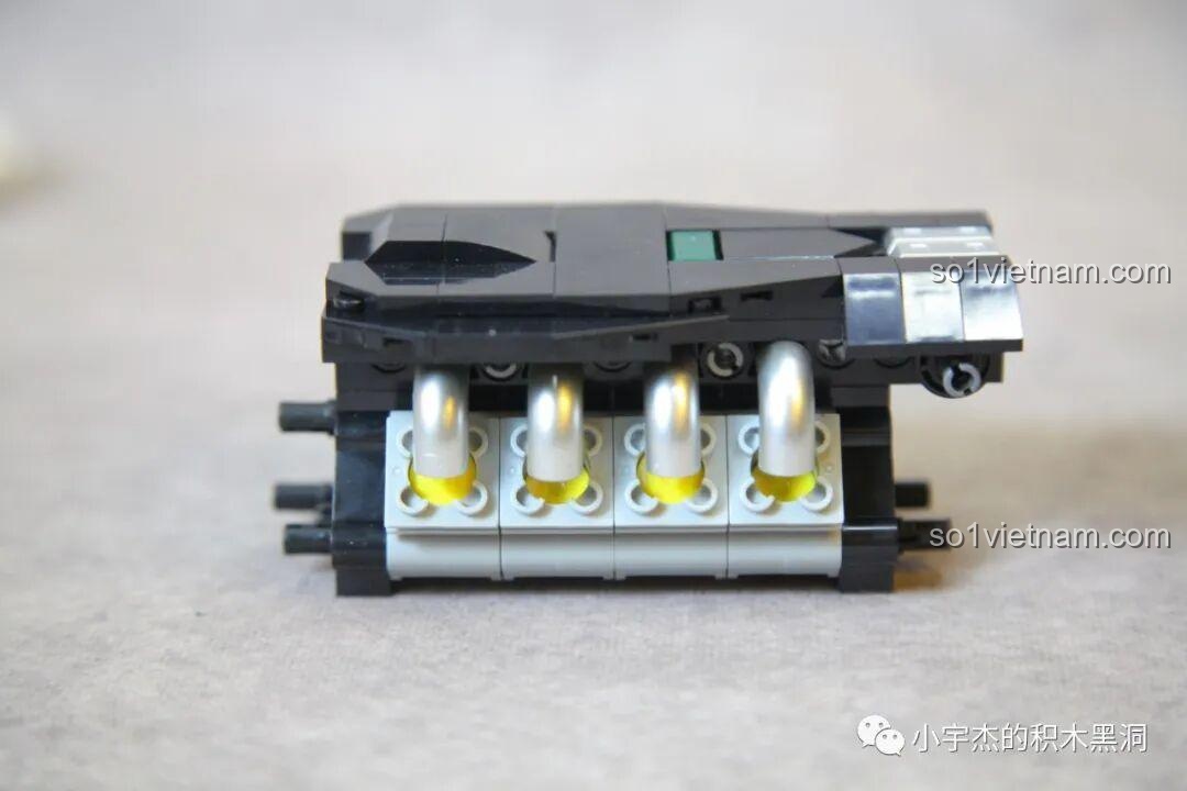 Khung gầm của KBOX 10512 Land Rover Range Rover với động cơ V8 đã được lắp đặt, sẵn sàng cho phần thân xe.