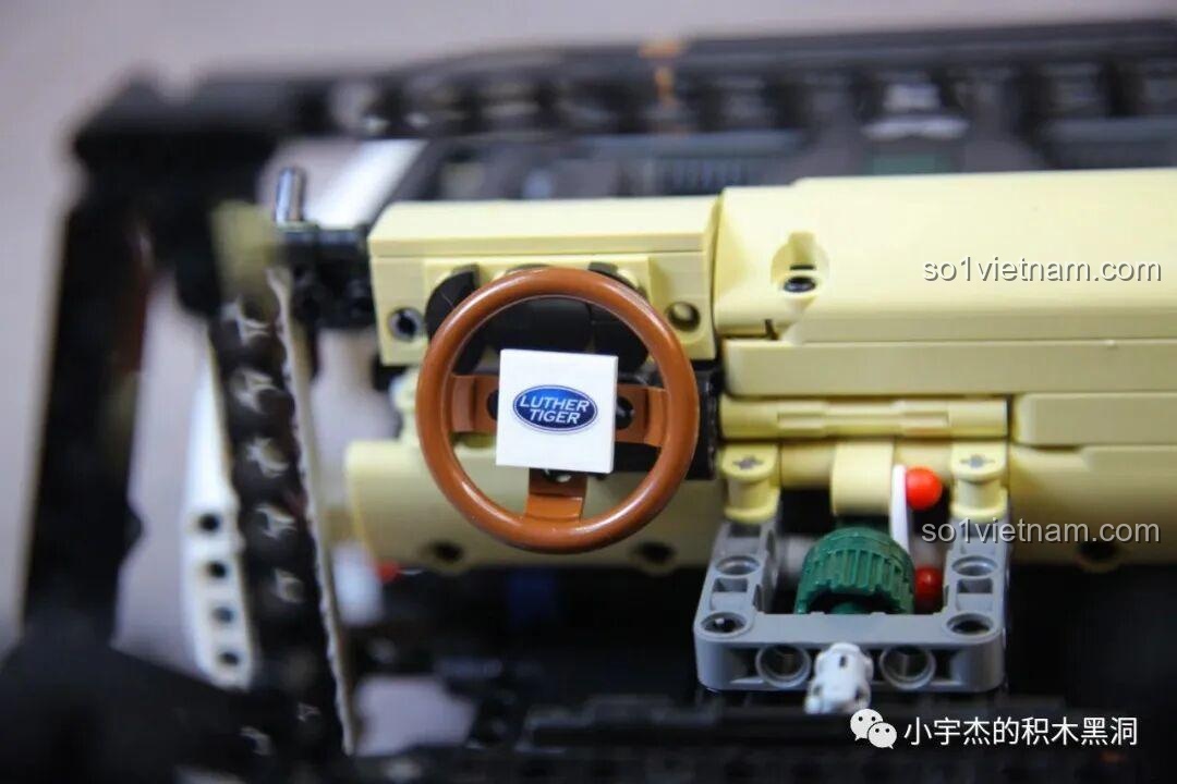 Khung gầm của KBOX 10512 Land Rover Range Rover với cấu trúc nội thất và các cột trụ đã được lắp đặt.