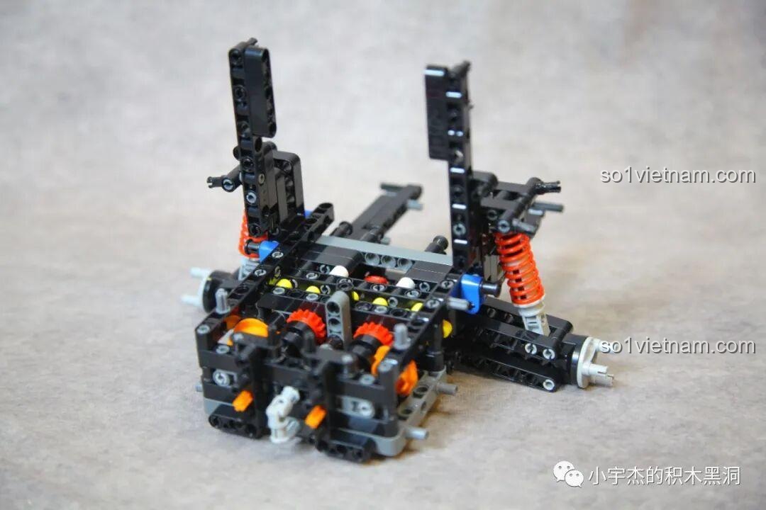 Quá trình lắp ráp khung gầm của mô hình KBOX 10512 Land Rover Range Rover, với hệ thống giảm xóc lò xo lớn.