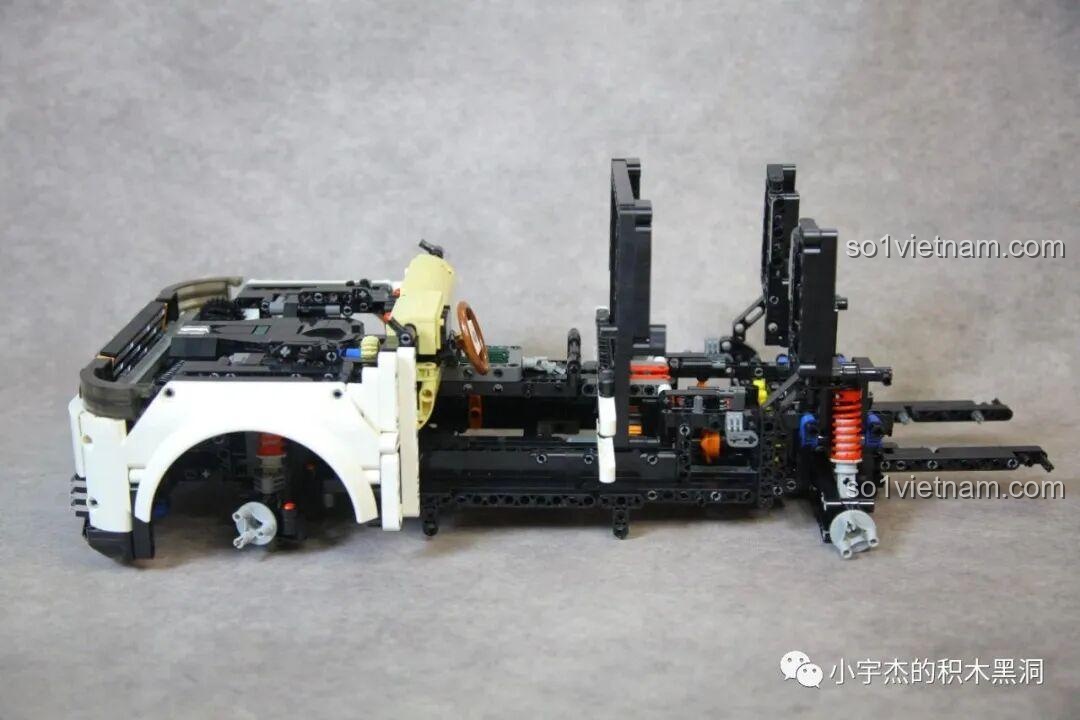 Cận cảnh quá trình lắp ráp lưới tản nhiệt phía trước của mô hình KBOX 10512 Land Rover Range Rover.