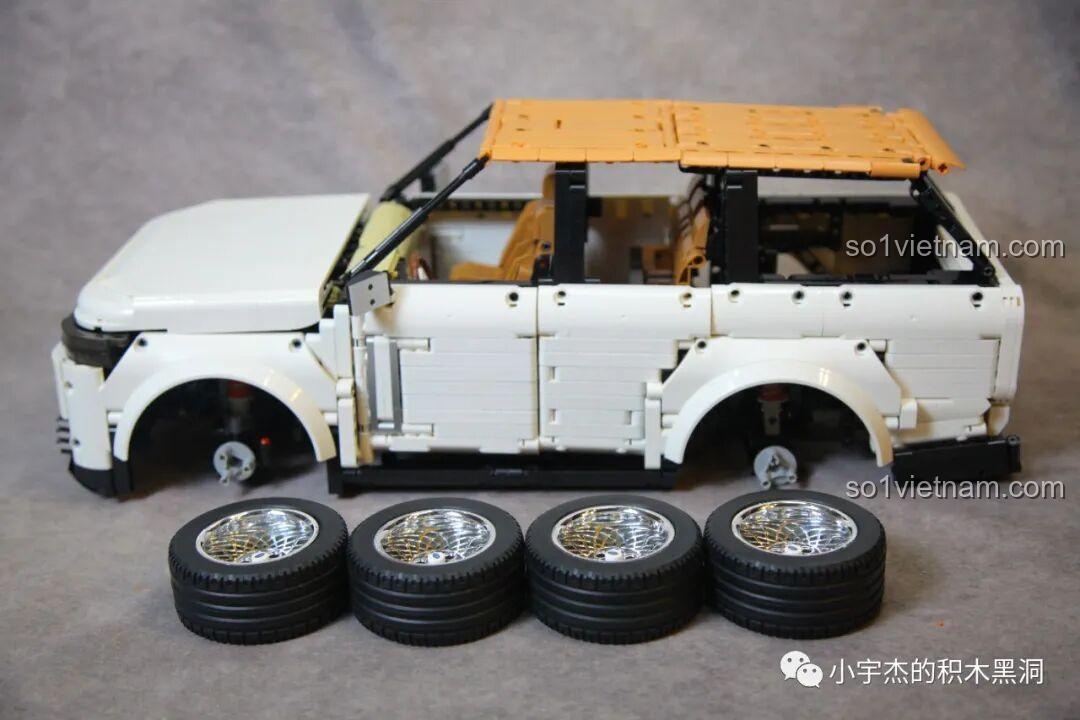 Cốp sau của mô hình KBOX 10512 Land Rover Range Rover có thể mở ra, lộ ra không gian bên trong.