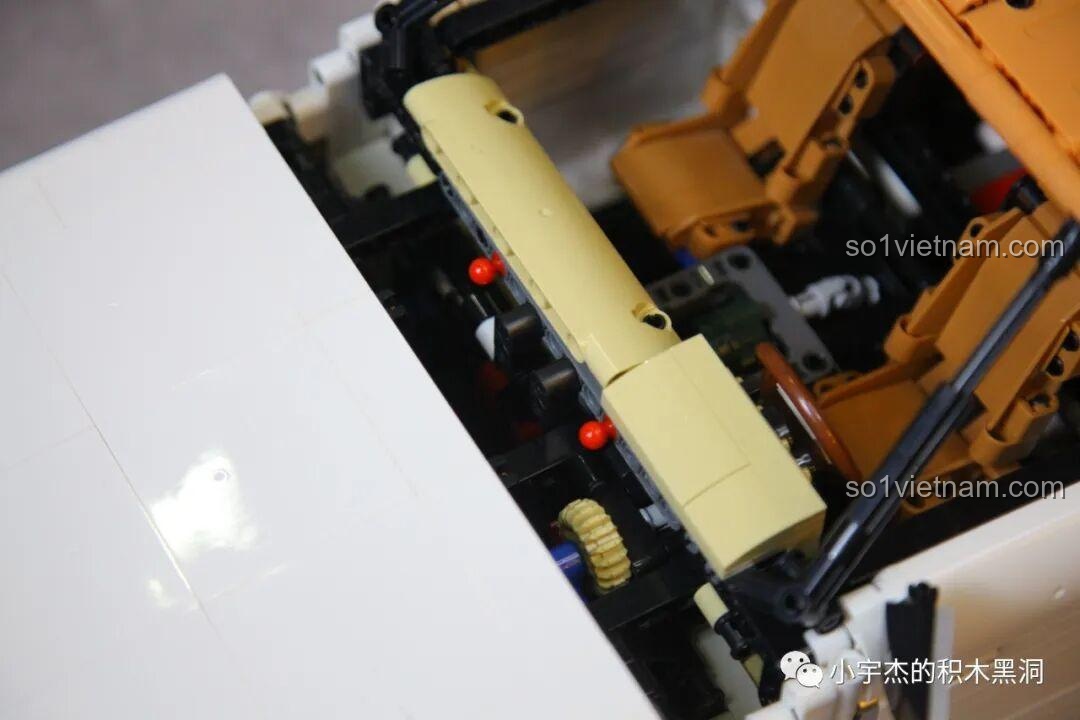 Mô hình KBOX 10512 Land Rover Range Rover với bốn cửa xe mở ra, khoe nội thất chi tiết bên trong.