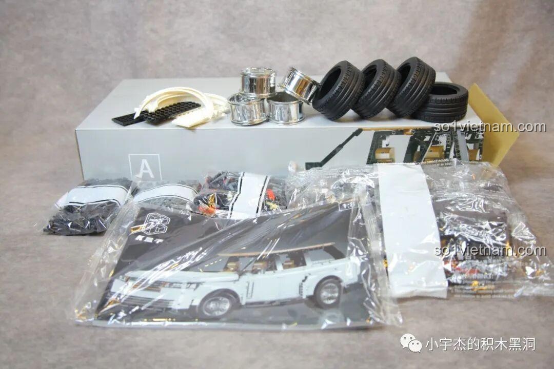 Mở hộp A của bộ lắp ghép KBOX 10512 Land Rover Range Rover, lộ ra nhiều túi linh kiện và sách hướng dẫn.