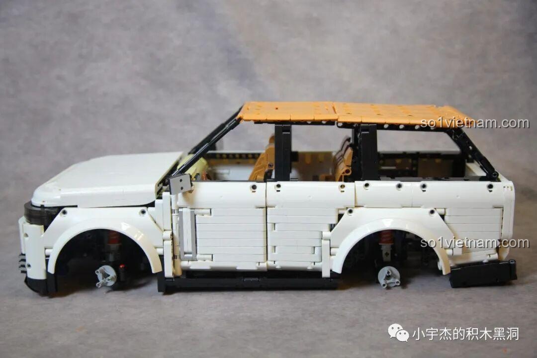 Cận cảnh vô lăng và bảng điều khiển bên trong mô hình KBOX 10512 Land Rover Range Rover.