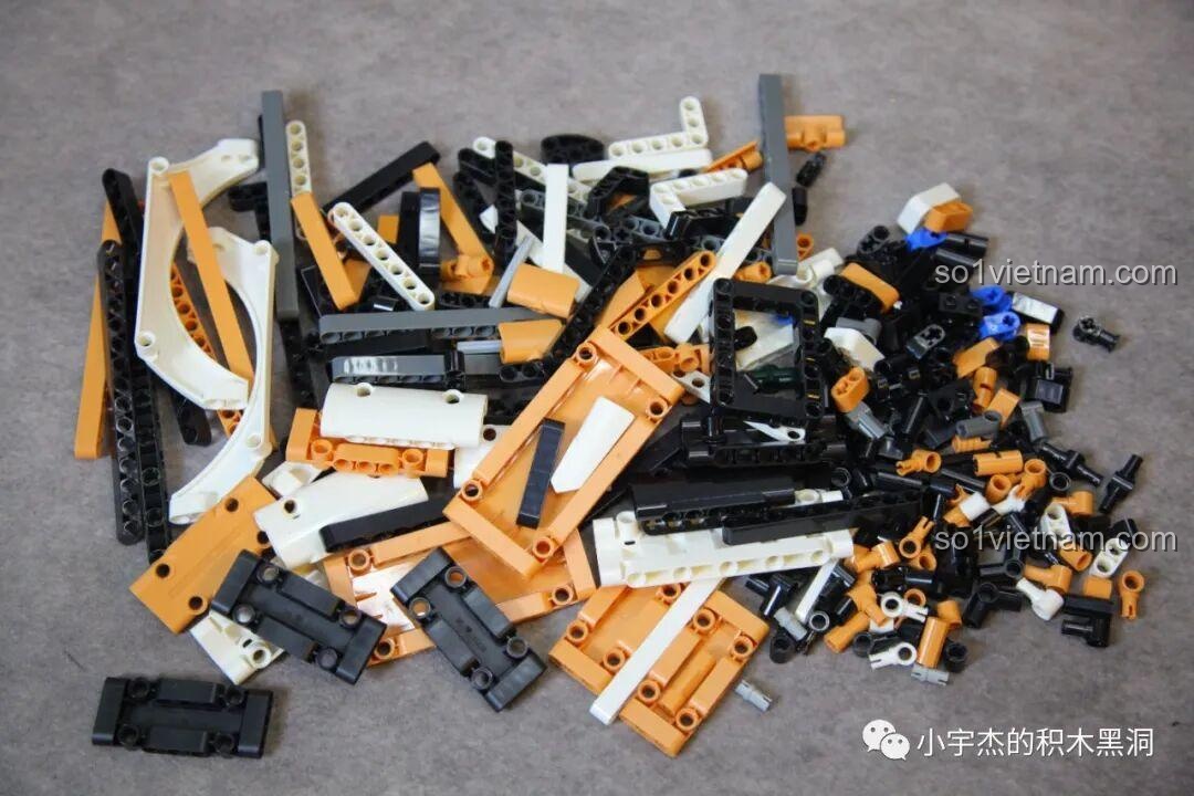 Khung gầm của KBOX 10512 Land Rover Range Rover với phần thân xe hai bên đã được lắp đặt.