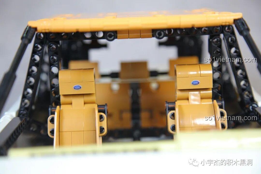 Mô hình KBOX 10512 Land Rover Range Rover được trưng bày trong hộp kính, từ góc 3/4 phía trước.